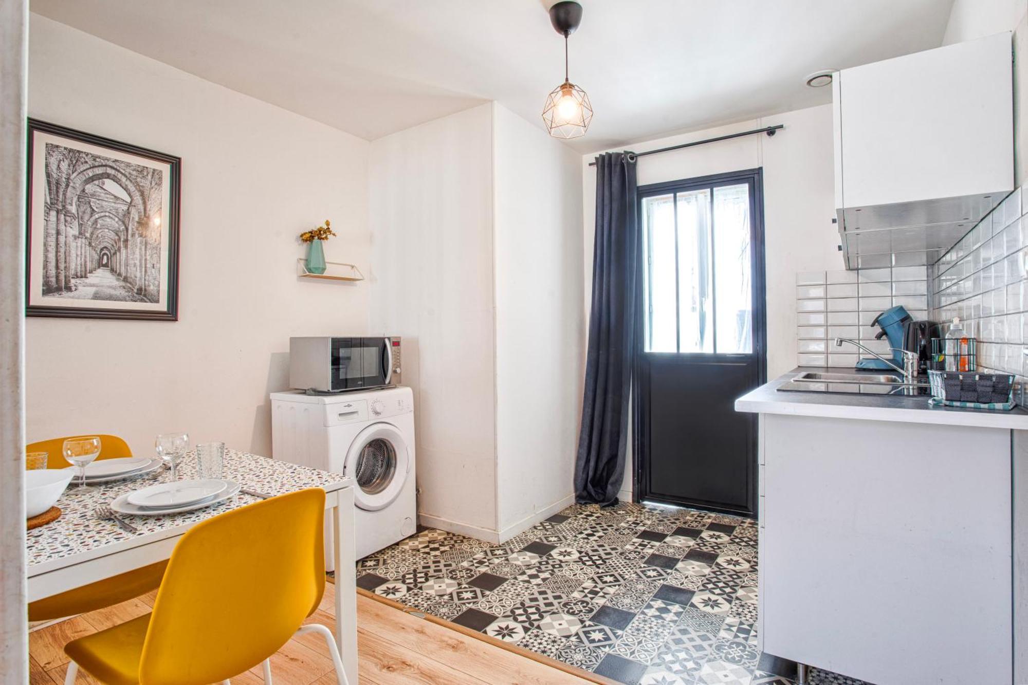Le Petit Proche Gare Apartment *